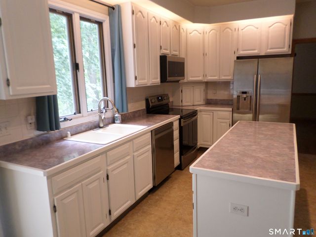 48 Brookview Circle, Manchester, CT 06040