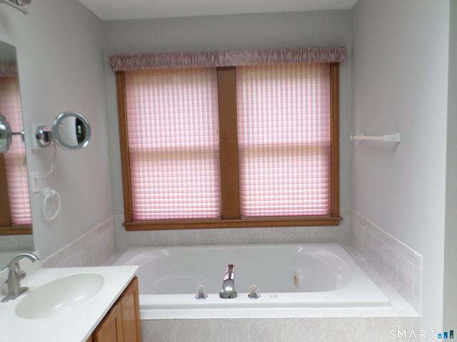 48 Brookview Circle, Manchester, CT 06040
