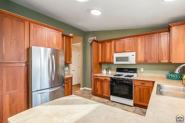 3029 SW Arnold AVE, Topeka, KS 66614