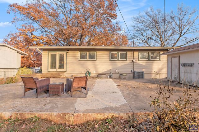 3029 SW Arnold AVE, Topeka, KS 66614