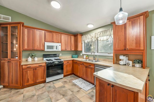 3029 SW Arnold AVE, Topeka, KS 66614