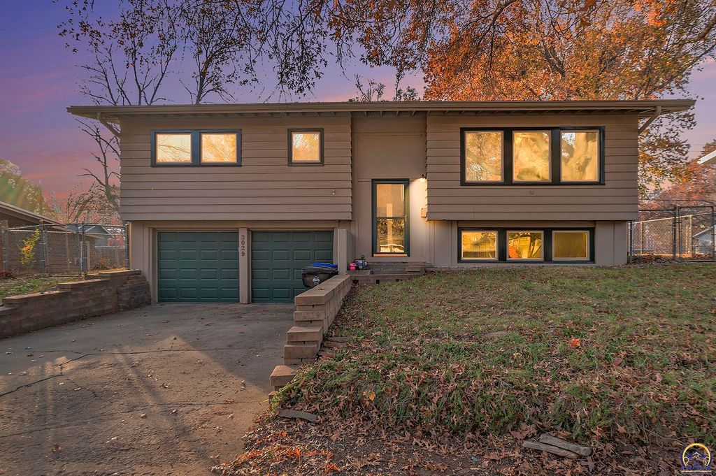 3029 SW Arnold AVE, Topeka, KS 66614