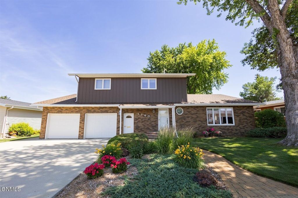 1140 11th Avenue W, Dickinson, ND 58601 photo 1
