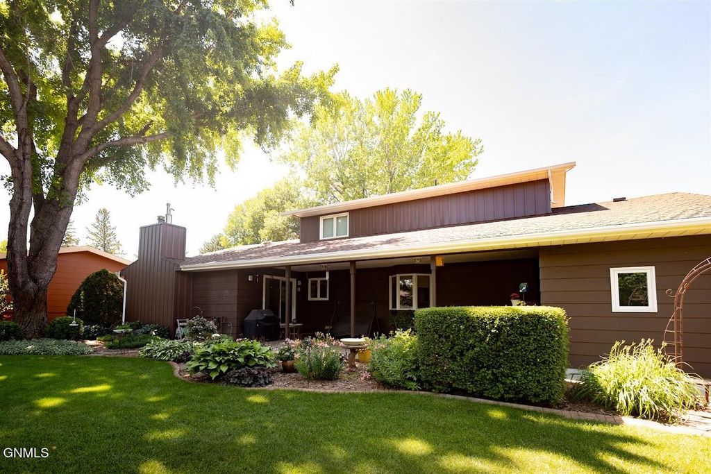 1140 11th Avenue W, Dickinson, ND 58601 photo 2