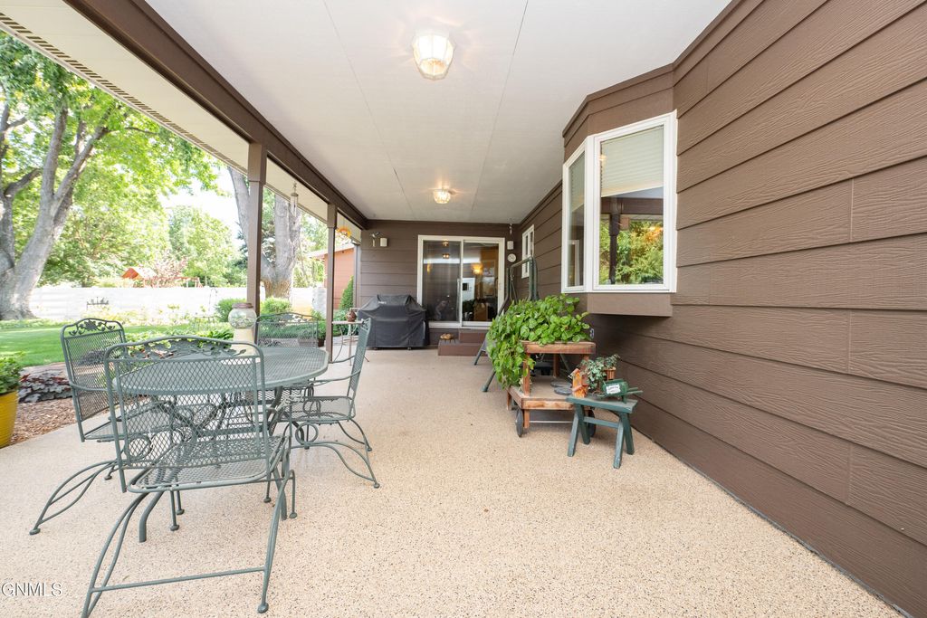1140 11th Avenue W, Dickinson, ND 58601 photo 5