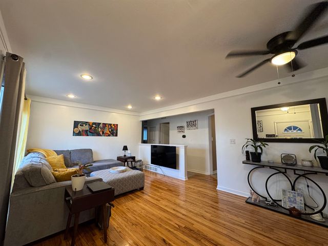 1728 Westchester, Westland, MI 48186