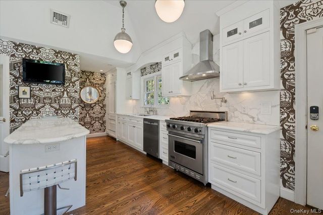 516 Centre Island Road, Centre Island, NY 11771