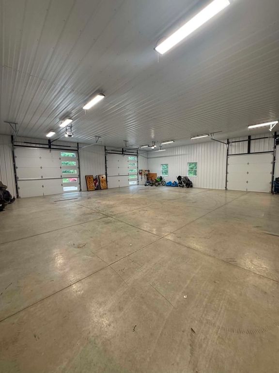 Image 5 of property listing at 2965 Lazy Acre Road, Odin, IL 62870