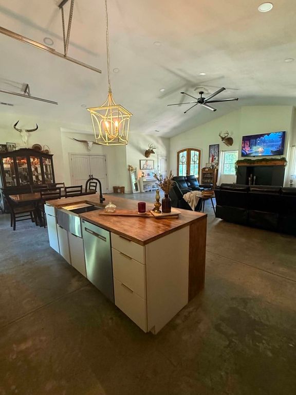 Image 8 of property listing at 2965 Lazy Acre Road, Odin, IL 62870