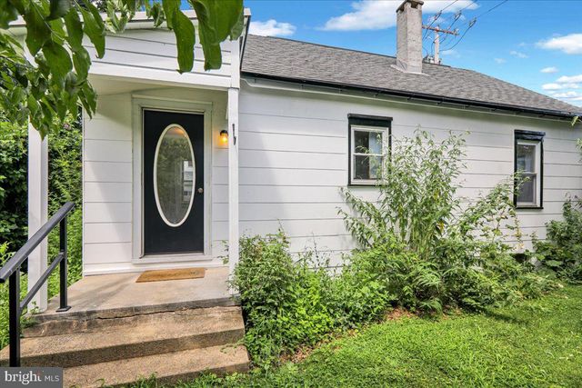 32 S CHURCH ST, Robesonia, PA 19551