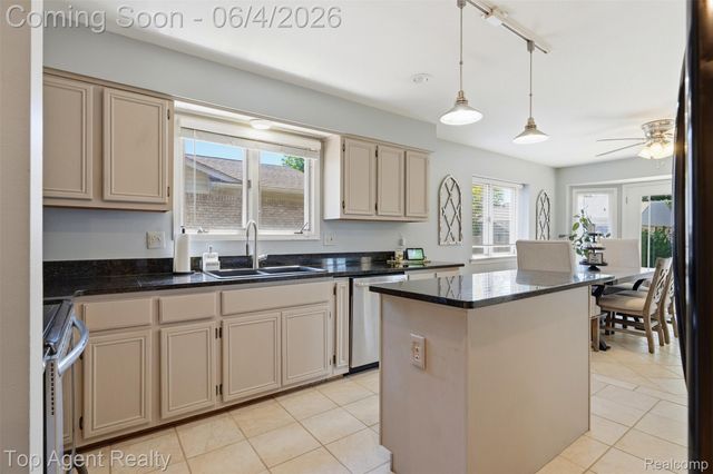 46519 Donahue Avenue, Macomb Township, MI 48044