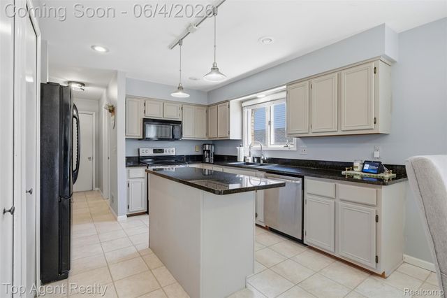 46519 Donahue Avenue, Macomb Township, MI 48044