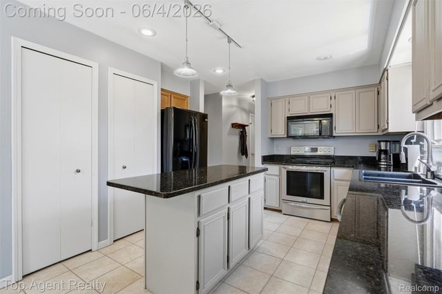46519 Donahue Avenue, Macomb Township, MI 48044
