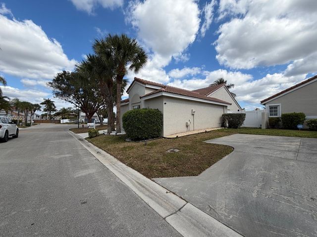 10285 Allegro Dr, Boca Raton, FL 33428