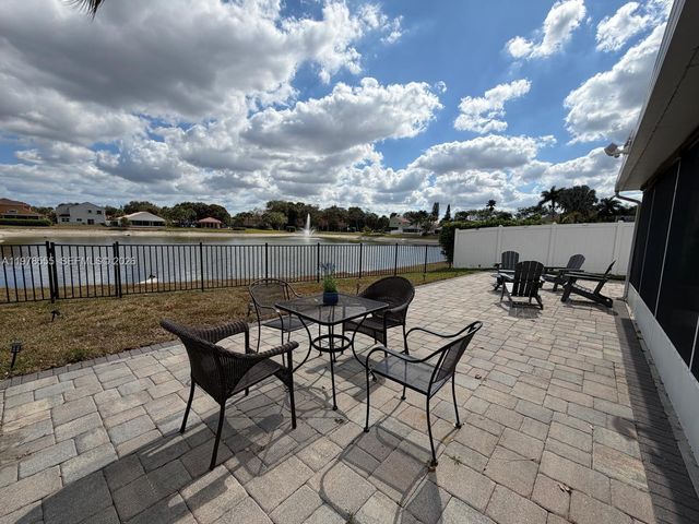 10285 Allegro Dr, Boca Raton, FL 33428