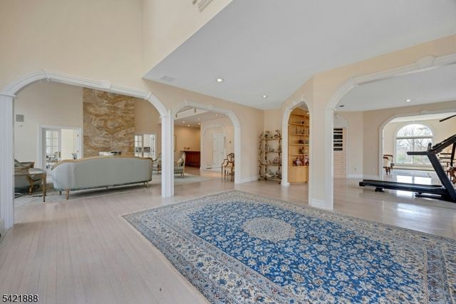 718 High Woods Dr, Franklin Lakes Boro, NJ 07417