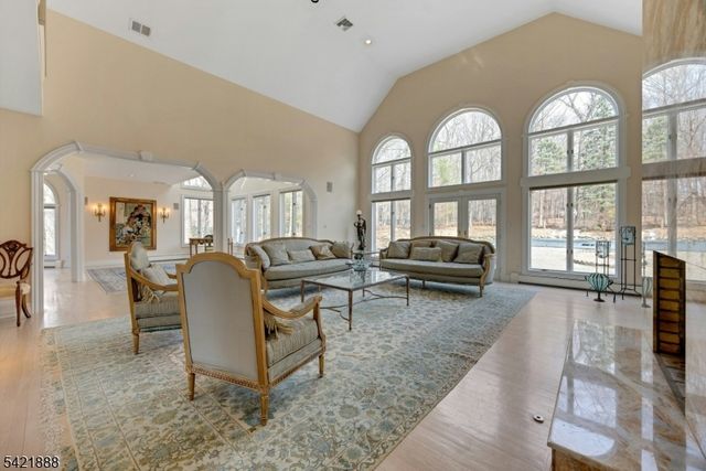 718 High Woods Dr, Franklin Lakes Boro, NJ 07417