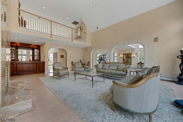 718 High Woods Dr, Franklin Lakes Boro, NJ 07417