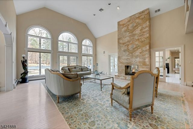 718 High Woods Dr, Franklin Lakes Boro, NJ 07417