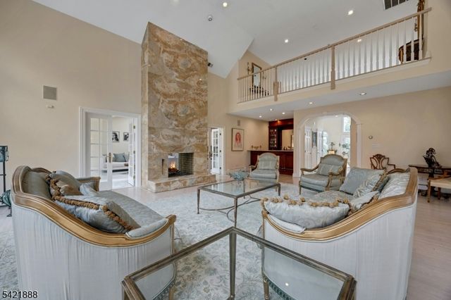 718 High Woods Dr, Franklin Lakes Boro, NJ 07417