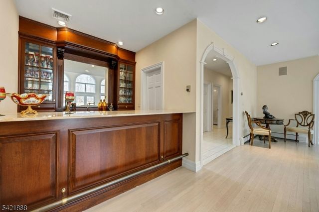 718 High Woods Dr, Franklin Lakes Boro, NJ 07417