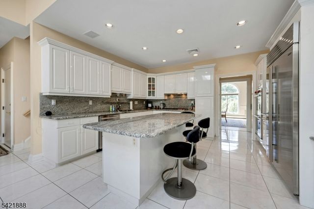 718 High Woods Dr, Franklin Lakes Boro, NJ 07417