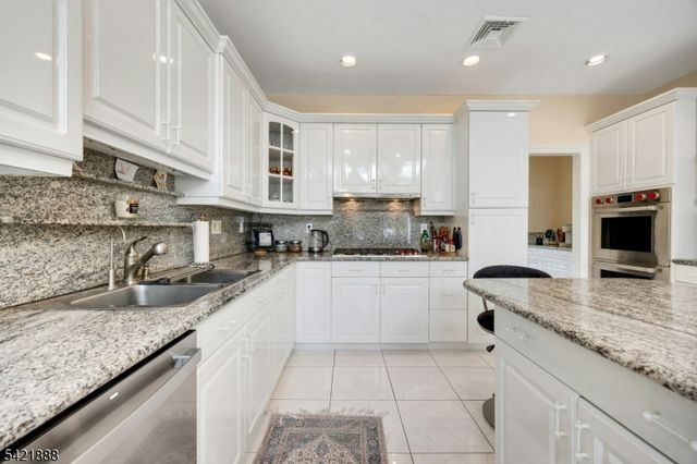 718 High Woods Dr, Franklin Lakes Boro, NJ 07417