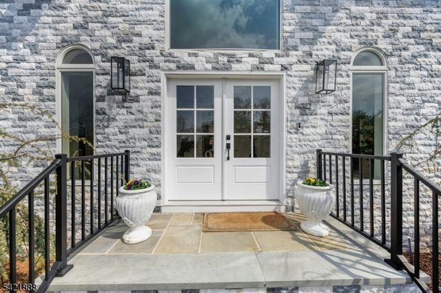 718 High Woods Dr, Franklin Lakes Boro, NJ 07417