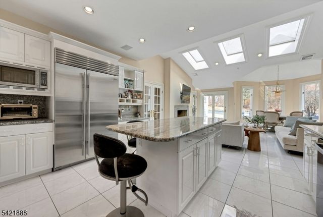 718 High Woods Dr, Franklin Lakes Boro, NJ 07417