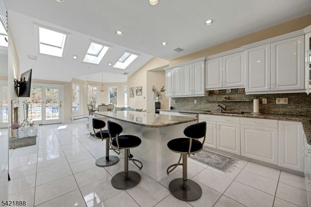 718 High Woods Dr, Franklin Lakes Boro, NJ 07417