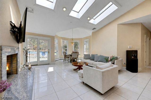 718 High Woods Dr, Franklin Lakes Boro, NJ 07417