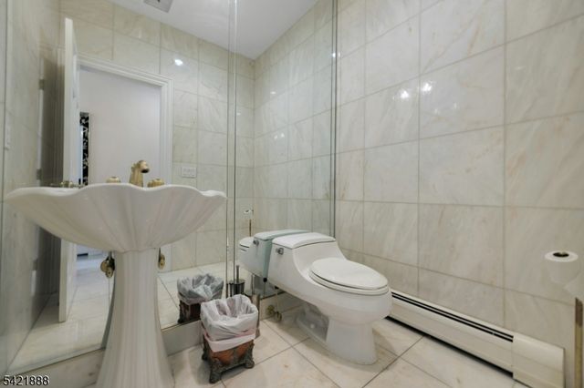 718 High Woods Dr, Franklin Lakes Boro, NJ 07417