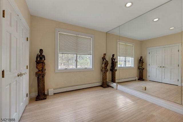 718 High Woods Dr, Franklin Lakes Boro, NJ 07417