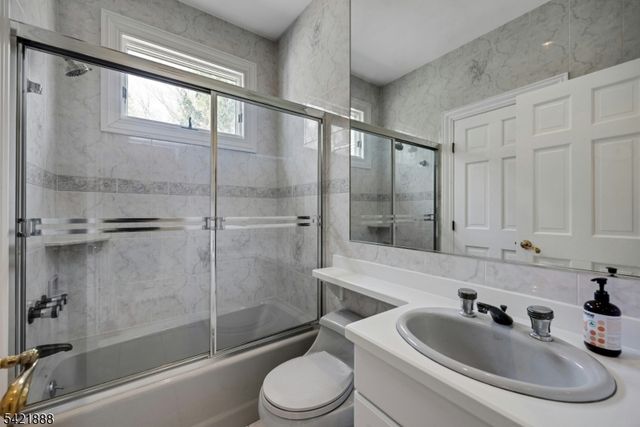 718 High Woods Dr, Franklin Lakes Boro, NJ 07417