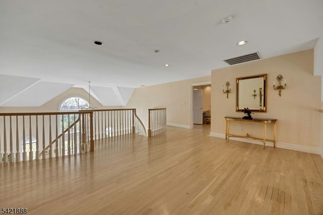 718 High Woods Dr, Franklin Lakes Boro, NJ 07417