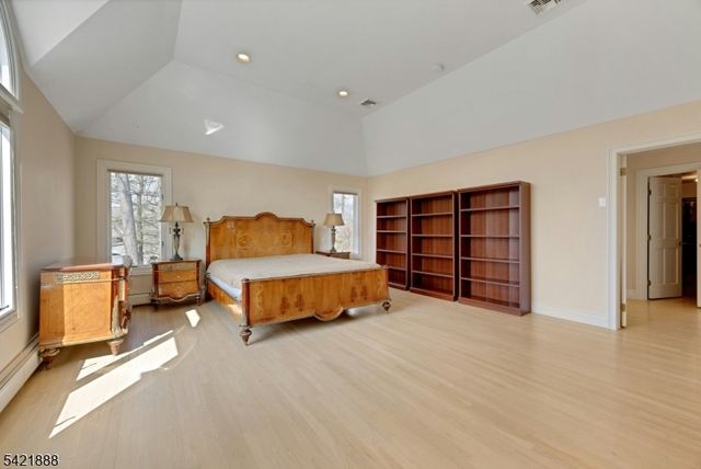 718 High Woods Dr, Franklin Lakes Boro, NJ 07417