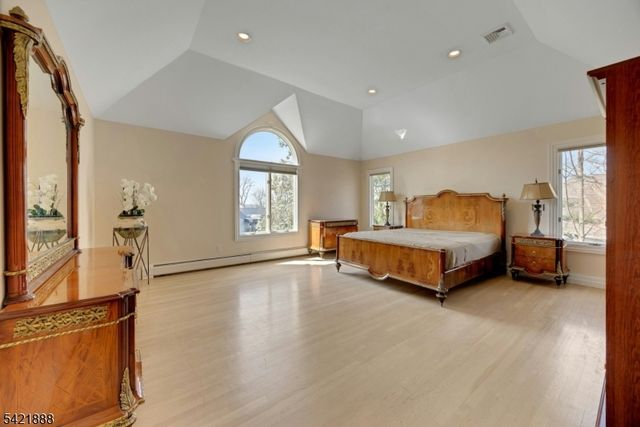 718 High Woods Dr, Franklin Lakes Boro, NJ 07417