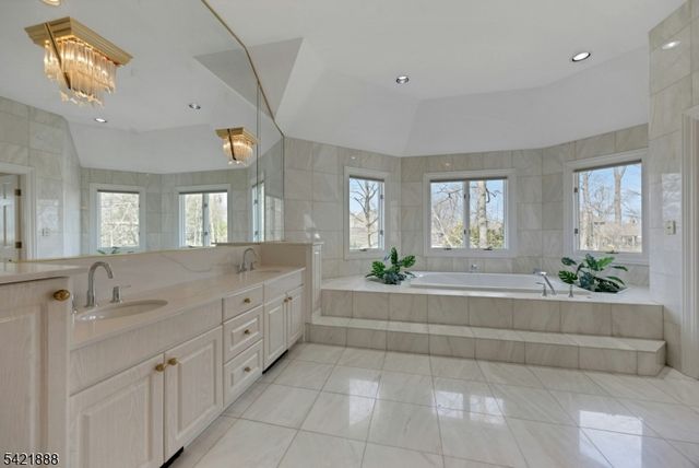 718 High Woods Dr, Franklin Lakes Boro, NJ 07417