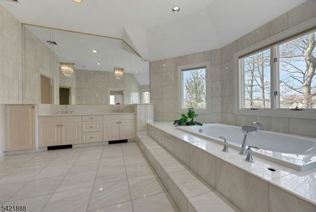 718 High Woods Dr, Franklin Lakes Boro, NJ 07417