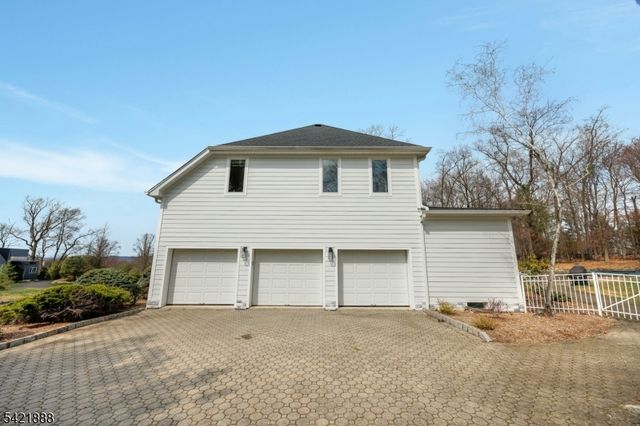718 High Woods Dr, Franklin Lakes Boro, NJ 07417