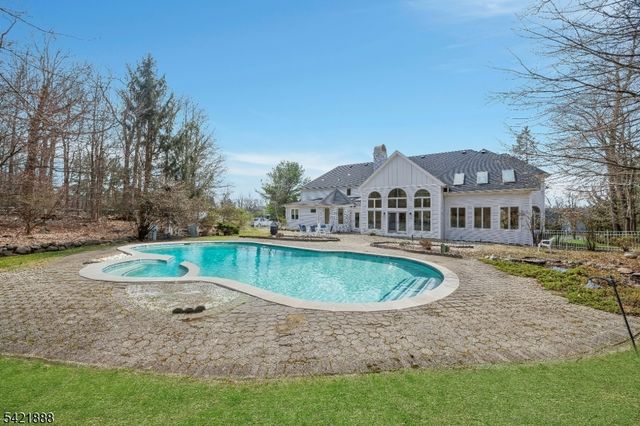 718 High Woods Dr, Franklin Lakes Boro, NJ 07417