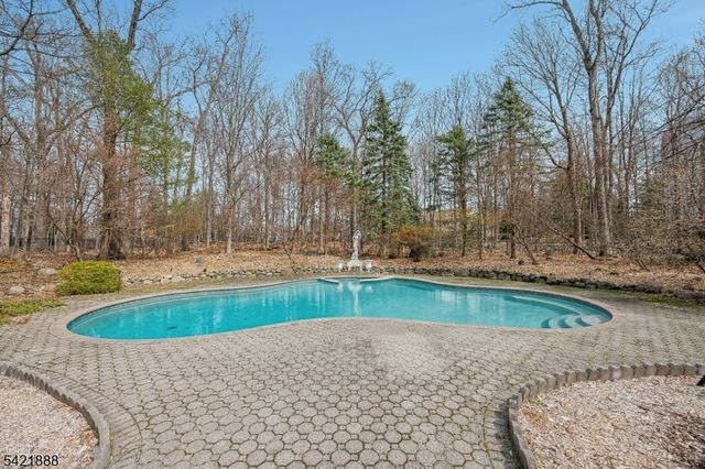 718 High Woods Dr, Franklin Lakes Boro, NJ 07417