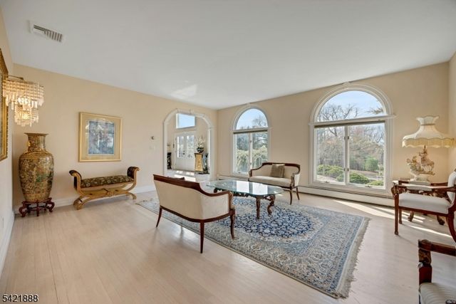 718 High Woods Dr, Franklin Lakes Boro, NJ 07417