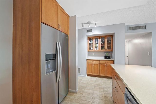 340 SUNSET Drive 401, Fort Lauderdale, FL 33301