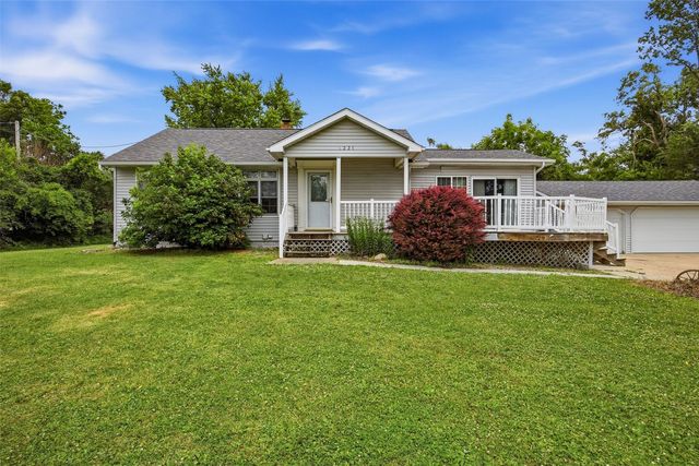 5221 Old Ely Road SW, Cedar Rapids, IA 52404