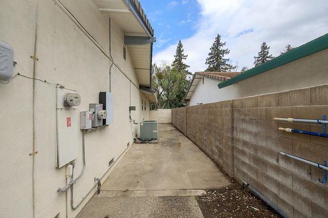 302 Leveland Ln, Modesto, CA 95350