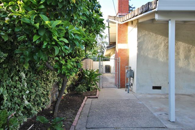 302 Leveland Ln, Modesto, CA 95350