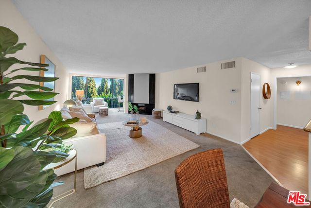 12830 Burbank Boulevard 201, Valley Village, CA 91607