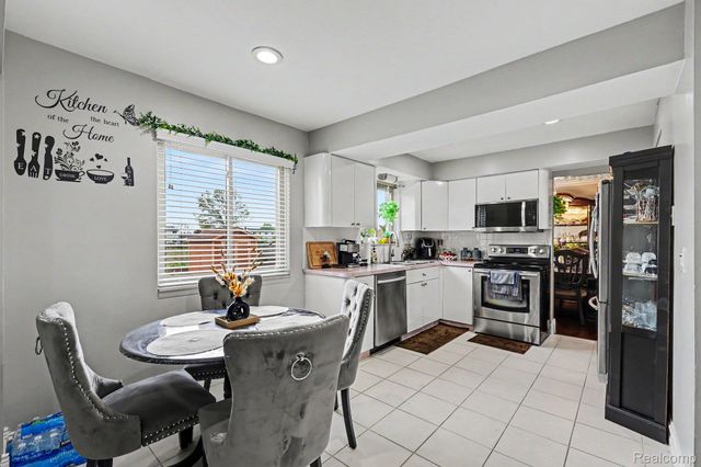 4274 Dickson Drive, Sterling Heights, MI 48310