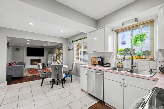 4274 Dickson Drive, Sterling Heights, MI 48310